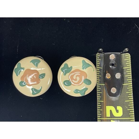 Vintage 80s Cream Floral Medallion Retro Enameled Earrings Large Post - Picture 3 of 3